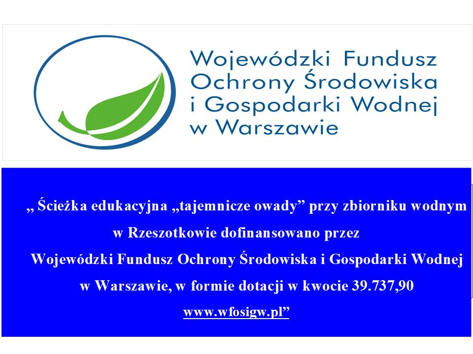 Obraz tablicy informującej, że zadanie ""Ścieżka edukacyjna ,,tajemnicze owady" przy zbiorniku wodnym w Rzeszotkowie" zostało dofinansowane przez Wojewódzki Fundusz Ochrony Środowiska i Gospodarki Wodnej w Warszawie w formie dotacji, w kwocie 39 737,90 zł