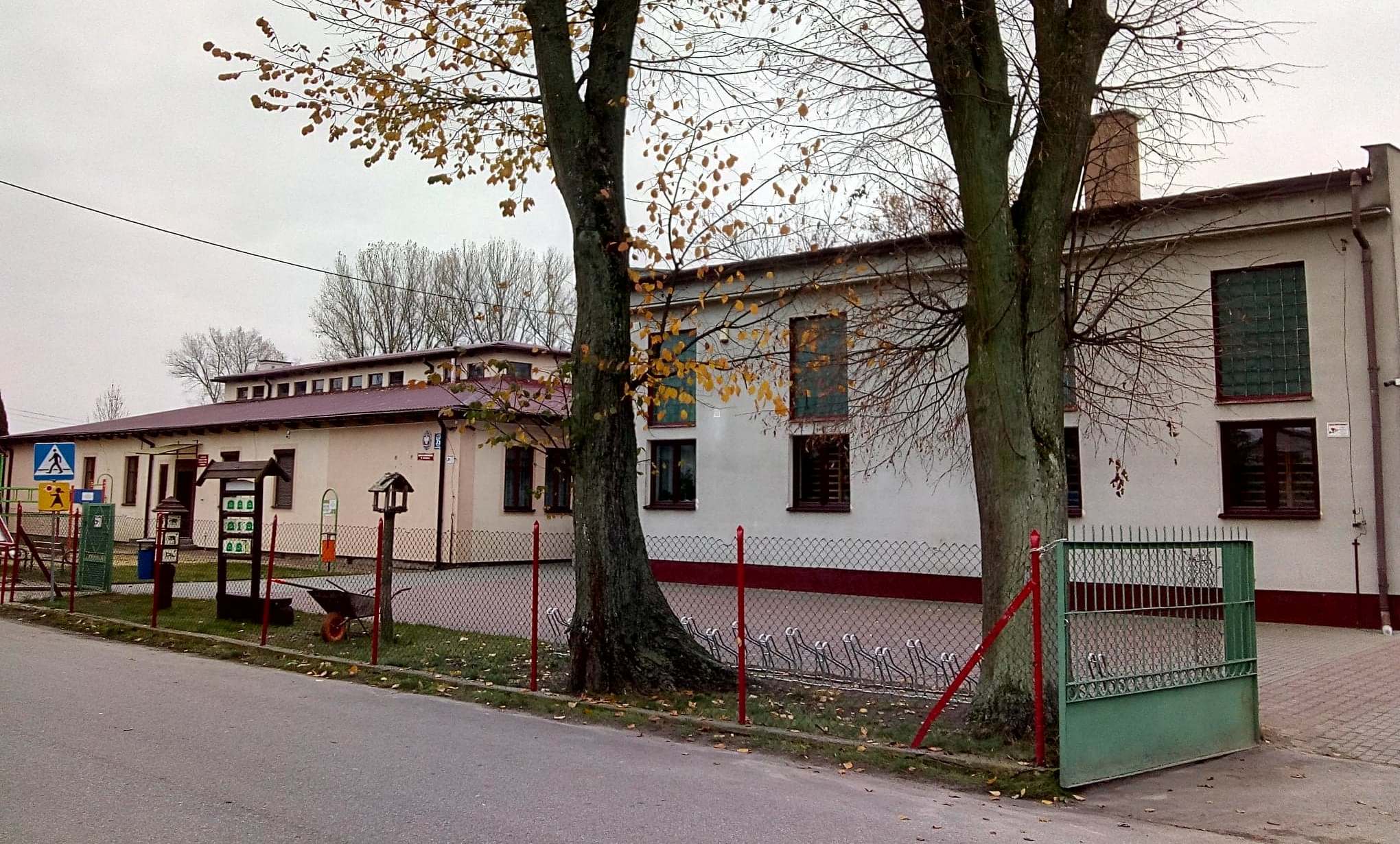 Zdjęcie przedstawia budynki Zespołu Szkolno-Przedszkolnego w Hołubli