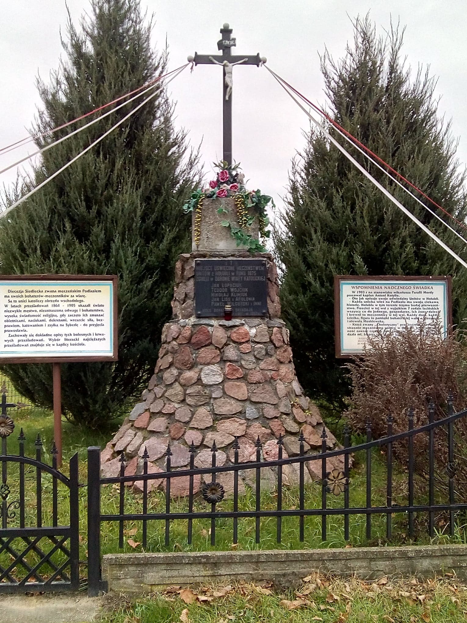 Zdjęcie przedstawia pomnik w miejscowości Hołubla